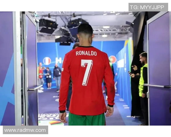 足球明星们为何纷纷表达对C罗的喜爱与崇敬之情解析