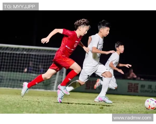 香港足球明星队中场演出精彩纷呈展现球技魅力与团队合作精神