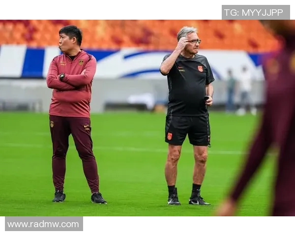 国足与日本队激战正酣解说员激情点评精彩瞬间与战术解析